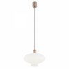 Nowoczesna szklana lampa wisząca Tresco 8980 z białym mlecznym kloszem i miedzianym wykończeniem nad stolikiem kawowym w salonie.
